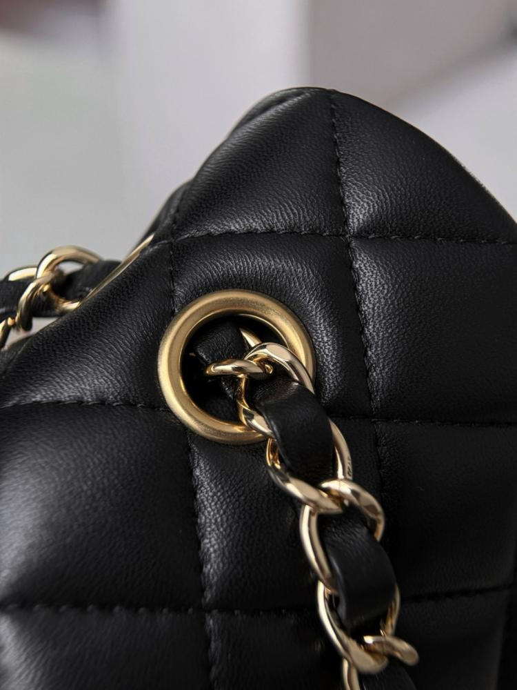 Chanel 2025/26 Yumuşak Kapitone Kuzu Derisi Maxi Tek Kapaklı Çanta
