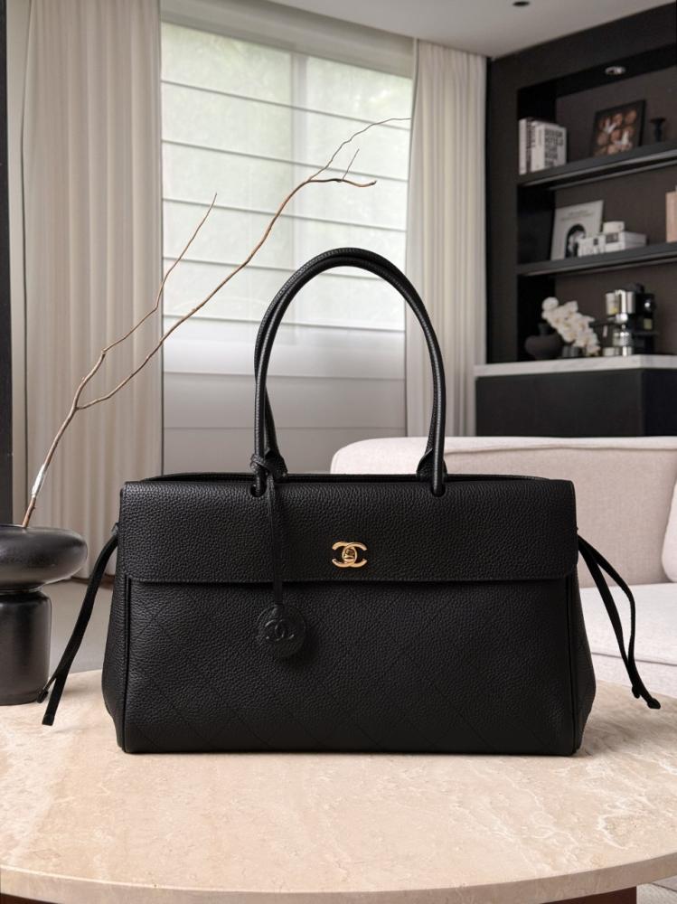 CHANEL Métiers d’Art 2026 Büyük Alışveriş Çantası