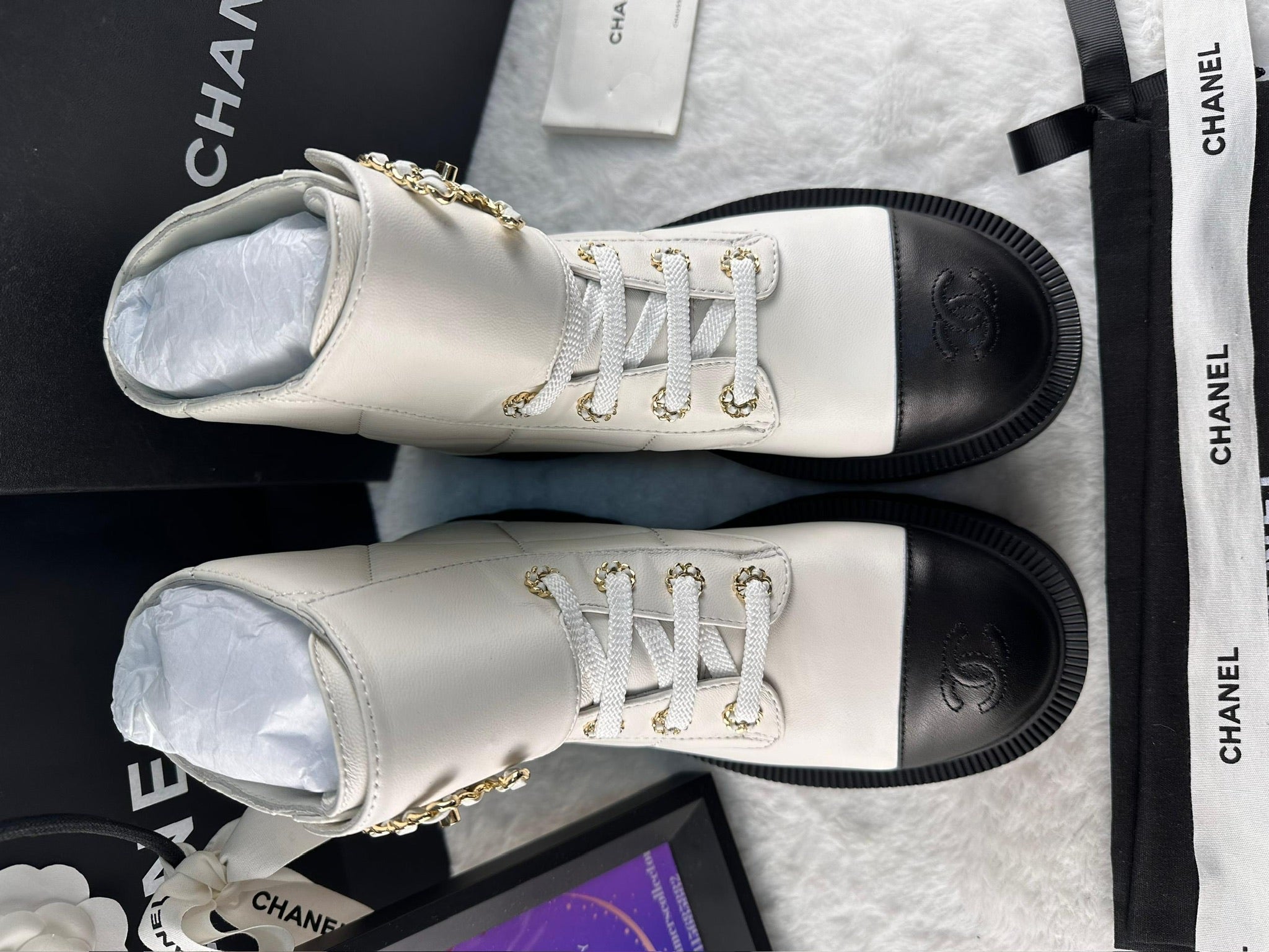 Chanel Parlak Keçi Derisi Dana Derisi Kapitone Savaş Botu - Glimmer of Luxury