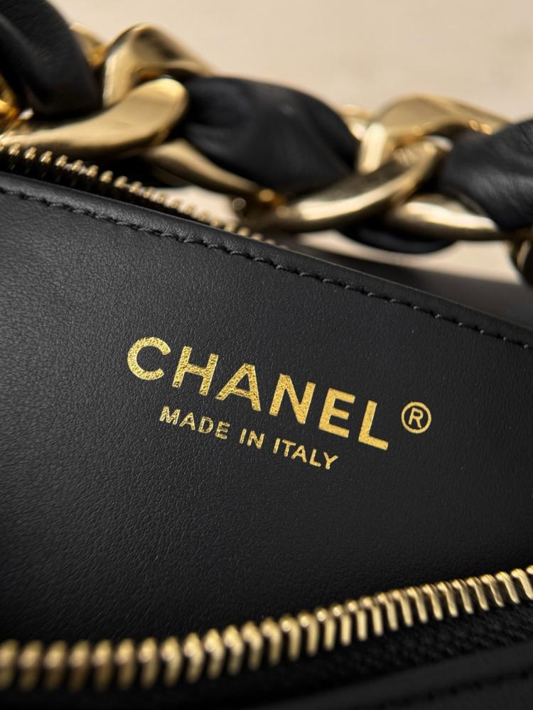 Chanel 25 Carat Hippie Hobo Bag – Vintage Gold Chain Design