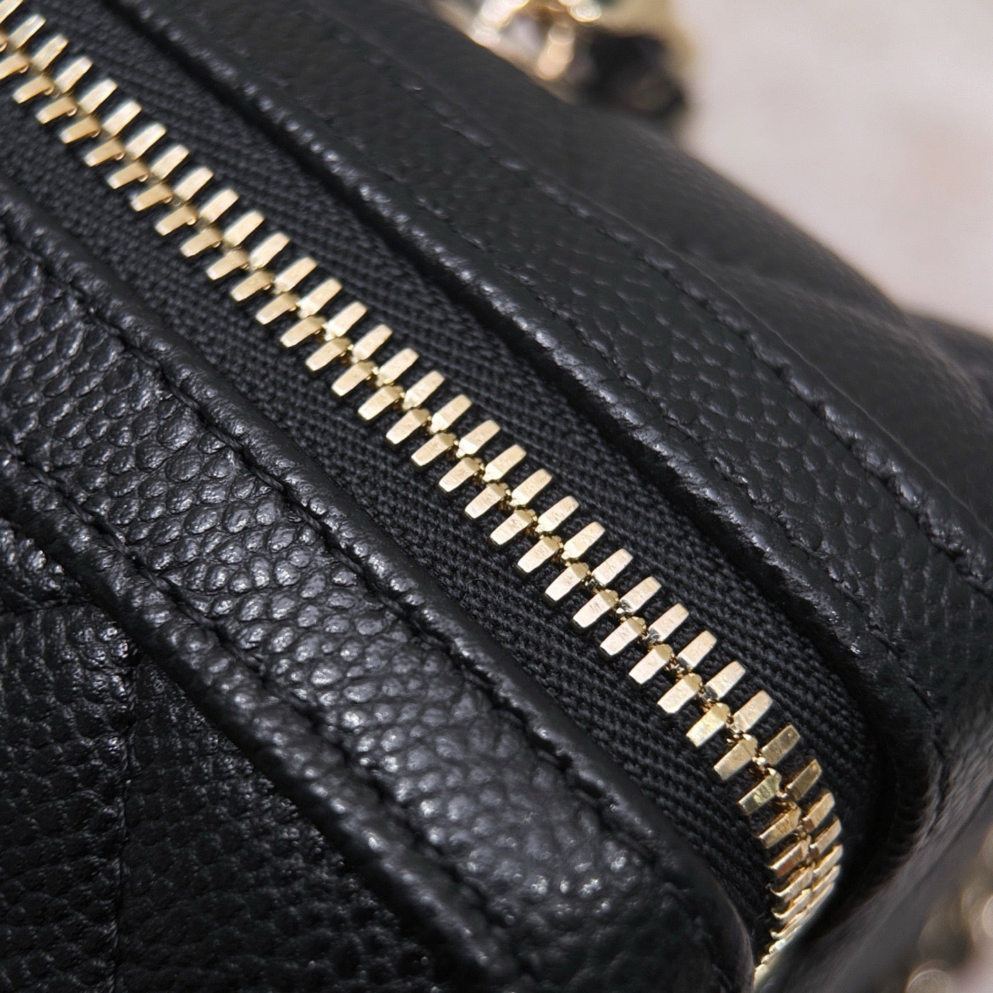 Chanel Mini Timeless Classic Varil Çanta Parlak Havyar Açık Altın Donanım - Glimmer of Luxury