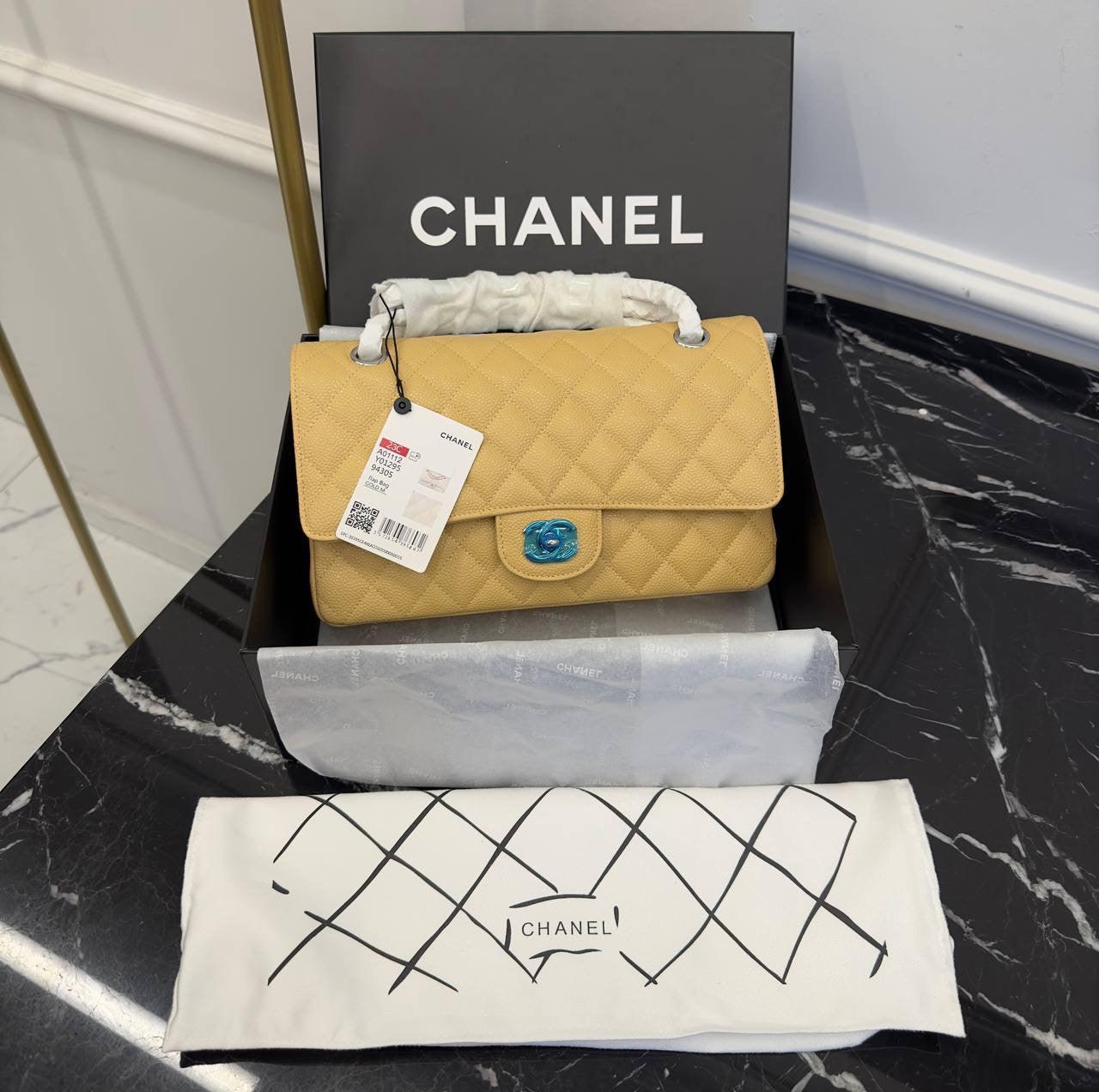 CHANEL Yumuşak Kapitone Kuzu Derisi Maxi Tek Kapaklı Çanta - Glimmer of Luxury