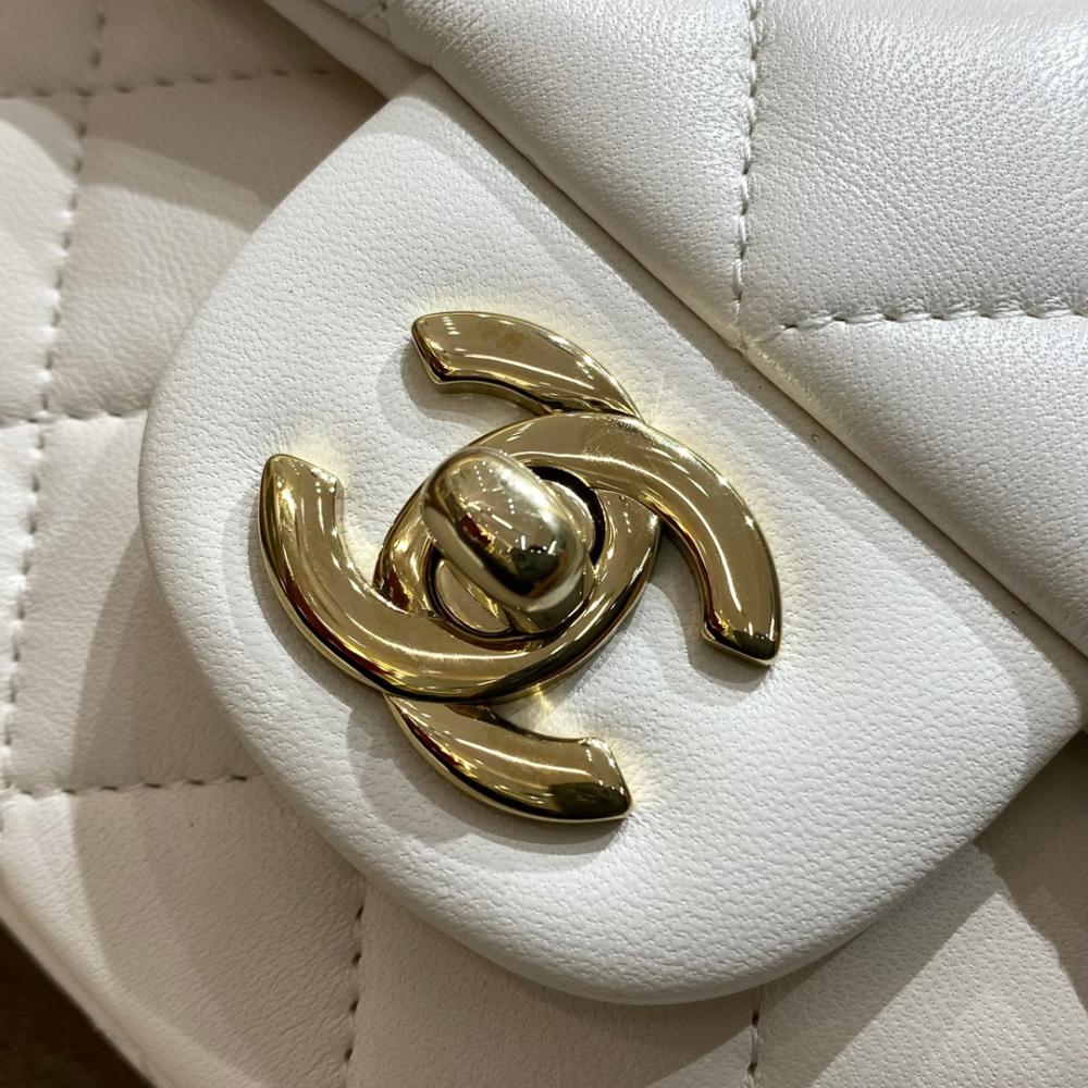 Chanel 22P Sınırlı Sayıda Mini Dikdörtgen Saplı Kuzu Derisi GHW - Glimmer of Luxury