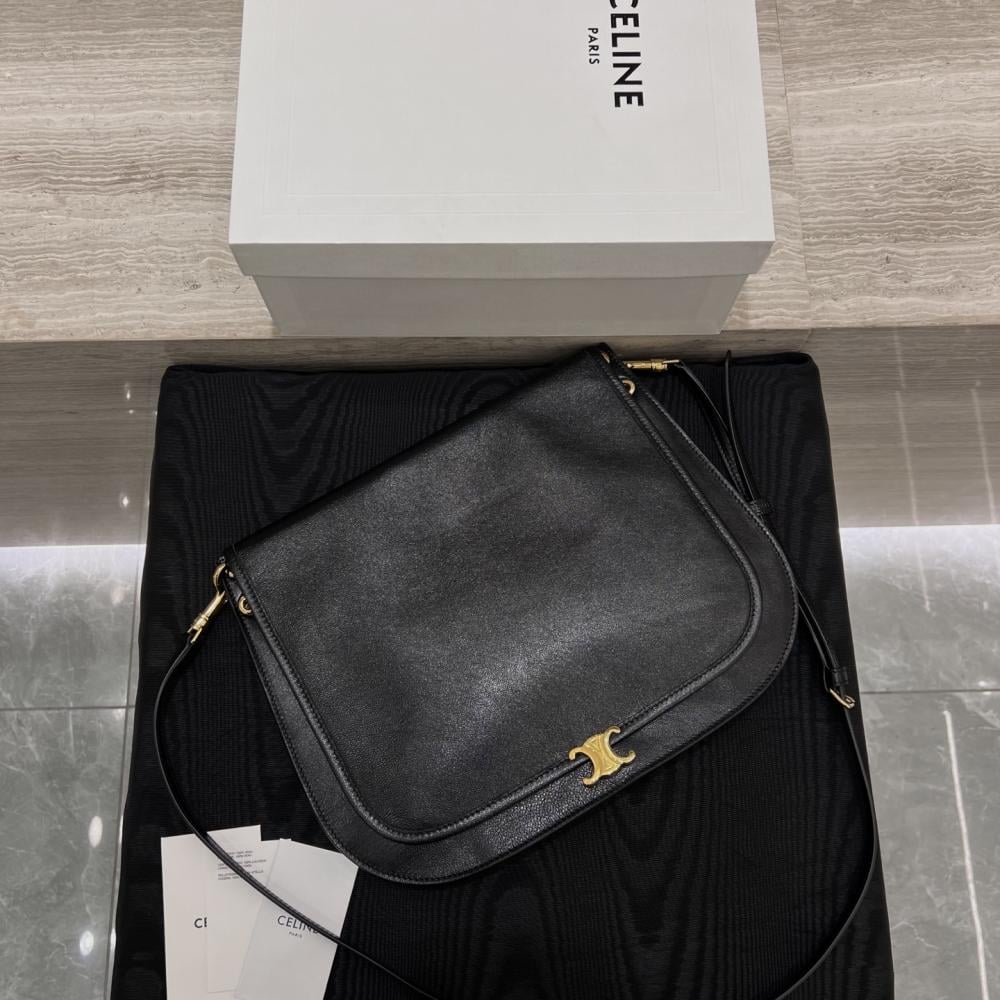 حقيبة CELINE Soft Triomphe Besace من جلد الحمل اللامع – أسود