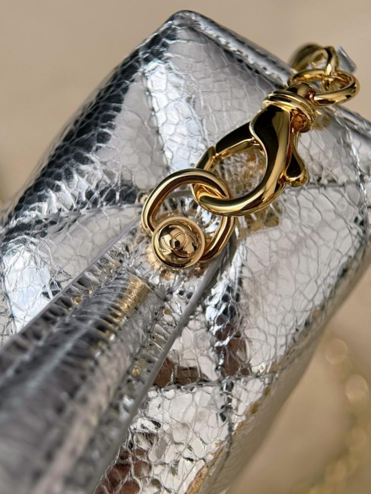 Chanel 26P Gümüş Kapitone Deri Vanity Case – Zincir Askılı