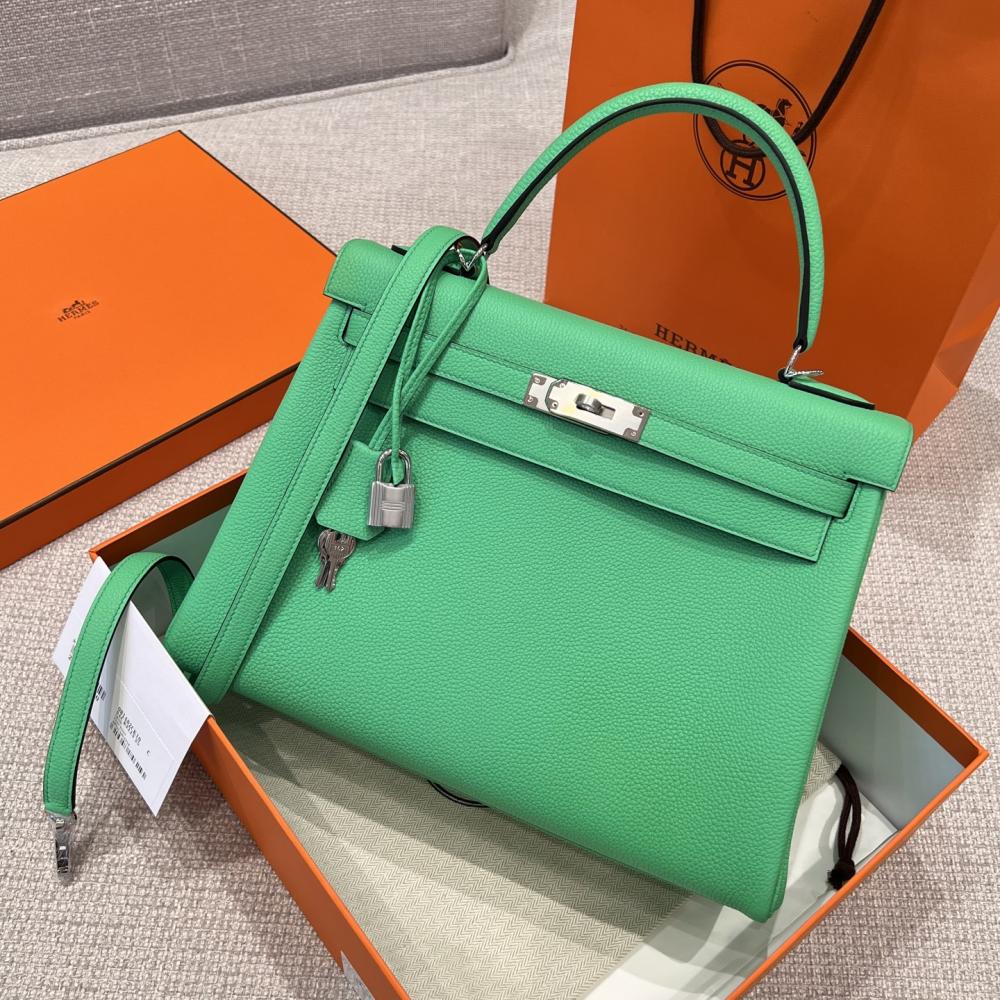 Hermès Kelly 25 Almond Green Epsom Leather with Gold Hardware (Ghw)