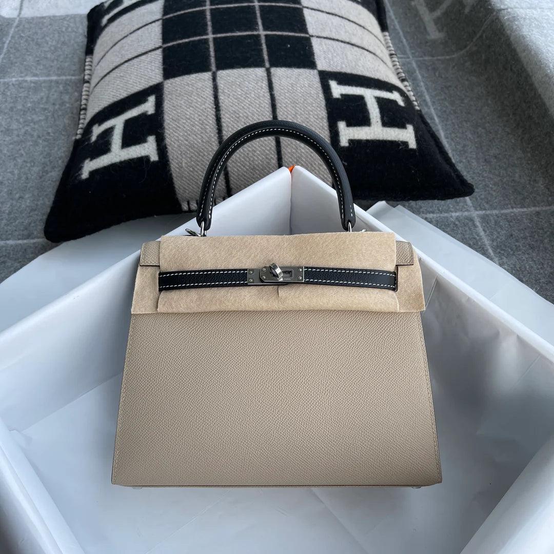 Hermès Kelly 25 Epsom Deri At Nalı Damgası (HSS) Paladyum Donanımlı İki Renkli Hendek ve Siyah (PHW) - Glimmer of Luxury
