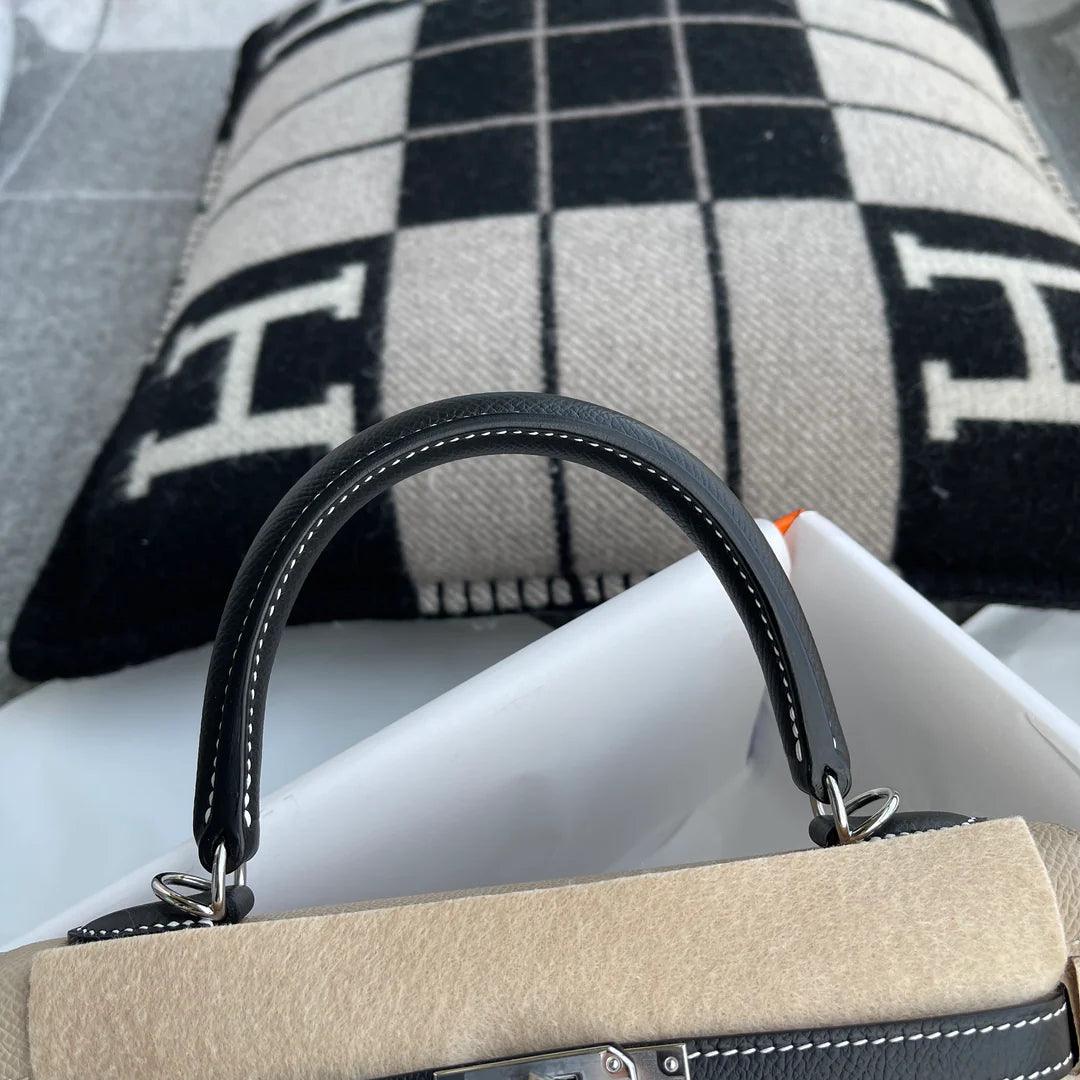 Hermès Kelly 25 Epsom Deri At Nalı Damgası (HSS) Paladyum Donanımlı İki Renkli Hendek ve Siyah (PHW) - Glimmer of Luxury