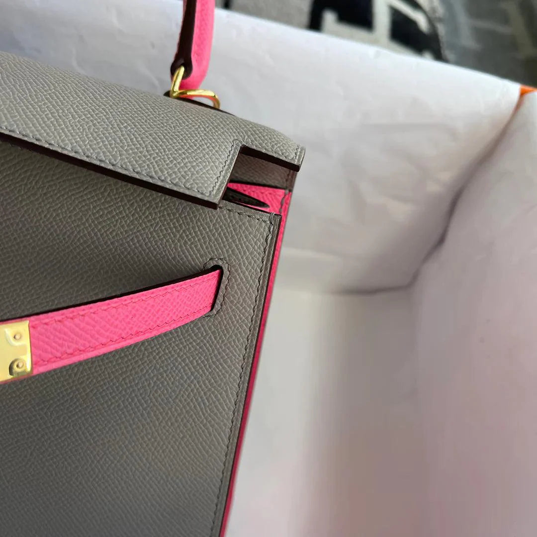 Hermès Kelly 25 Epsom Deri At Nalı Damgası (HSS) İki Renkli Asfalt Grisi ve Altın Donanımlı Açelya Gülü (GHW) - Glimmer of Luxury