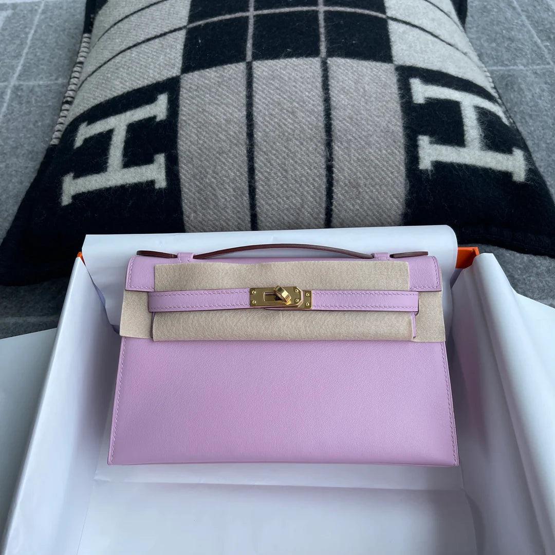 Hermès Kelly Pochette Swift Deri̇ Leylak Rengi Sylvestre Altın Donanımlı (GHW) - Glimmer of Luxury