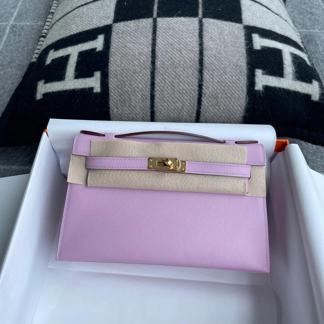 Hermès Kelly Pochette Swift Deri̇ Leylak Rengi Sylvestre Altın Donanımlı (GHW) - Glimmer of Luxury