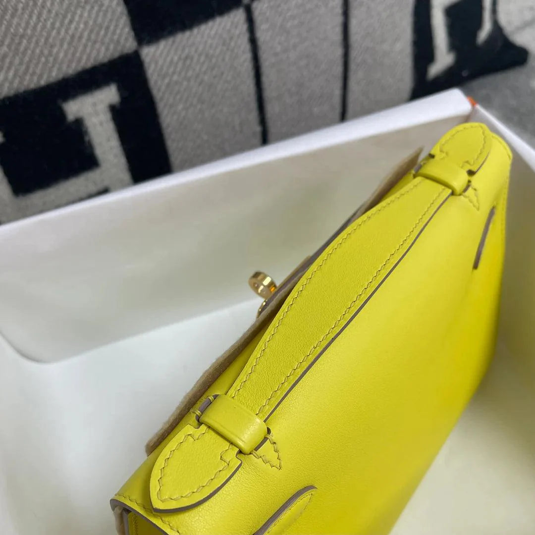 Hermès Kelly Pochette Swift Deri Kireç Altın Donanımlı (GHW) - Glimmer of Luxury