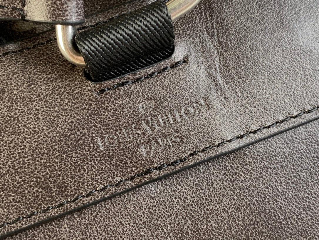 Louis Vuitton Christopher Orta Boy Sırt Çantası - Glimmer of Luxury