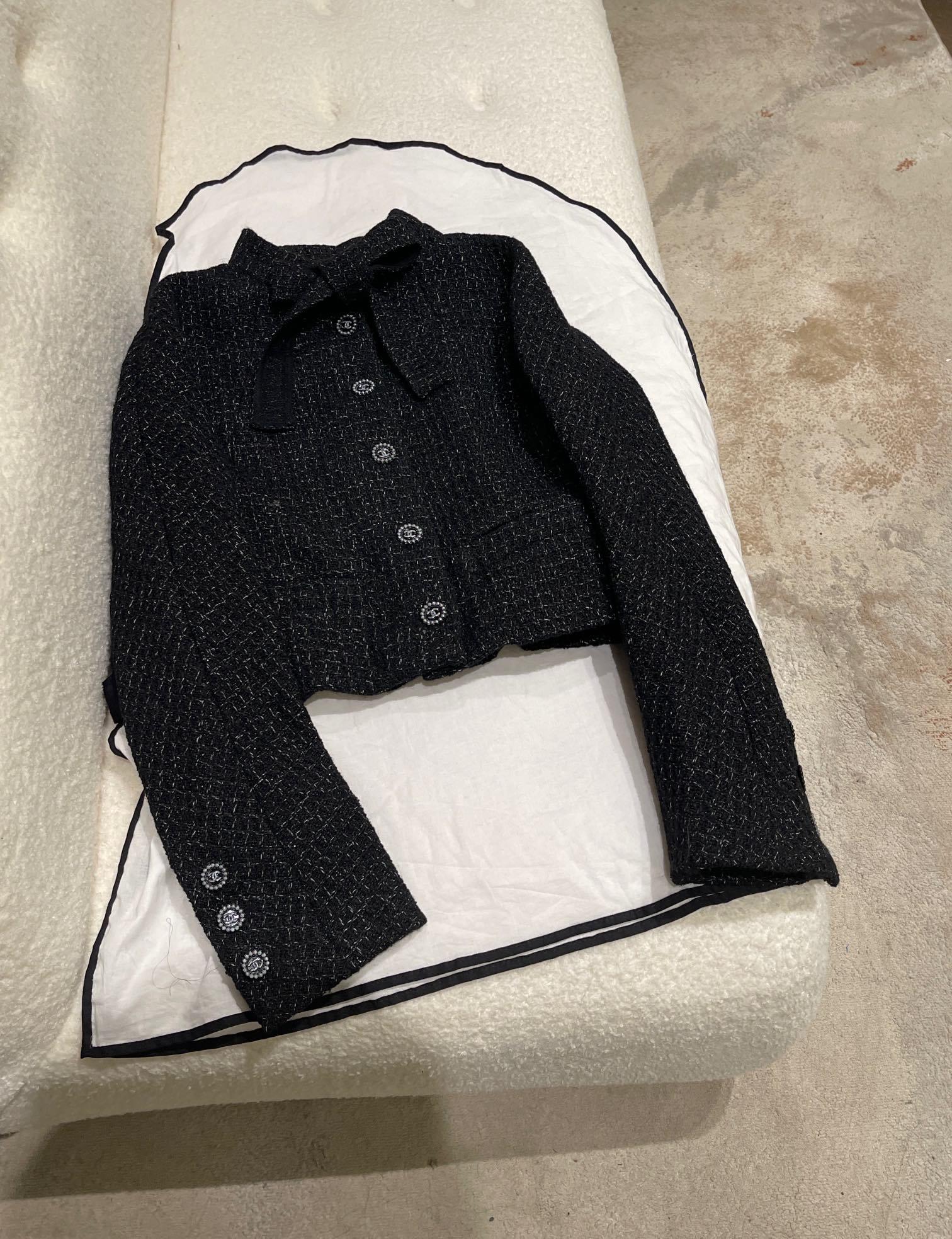 Chanel 24B Siyah Yün Tüvit Fiyonk Kısa Ceket - Glimmer of Luxury