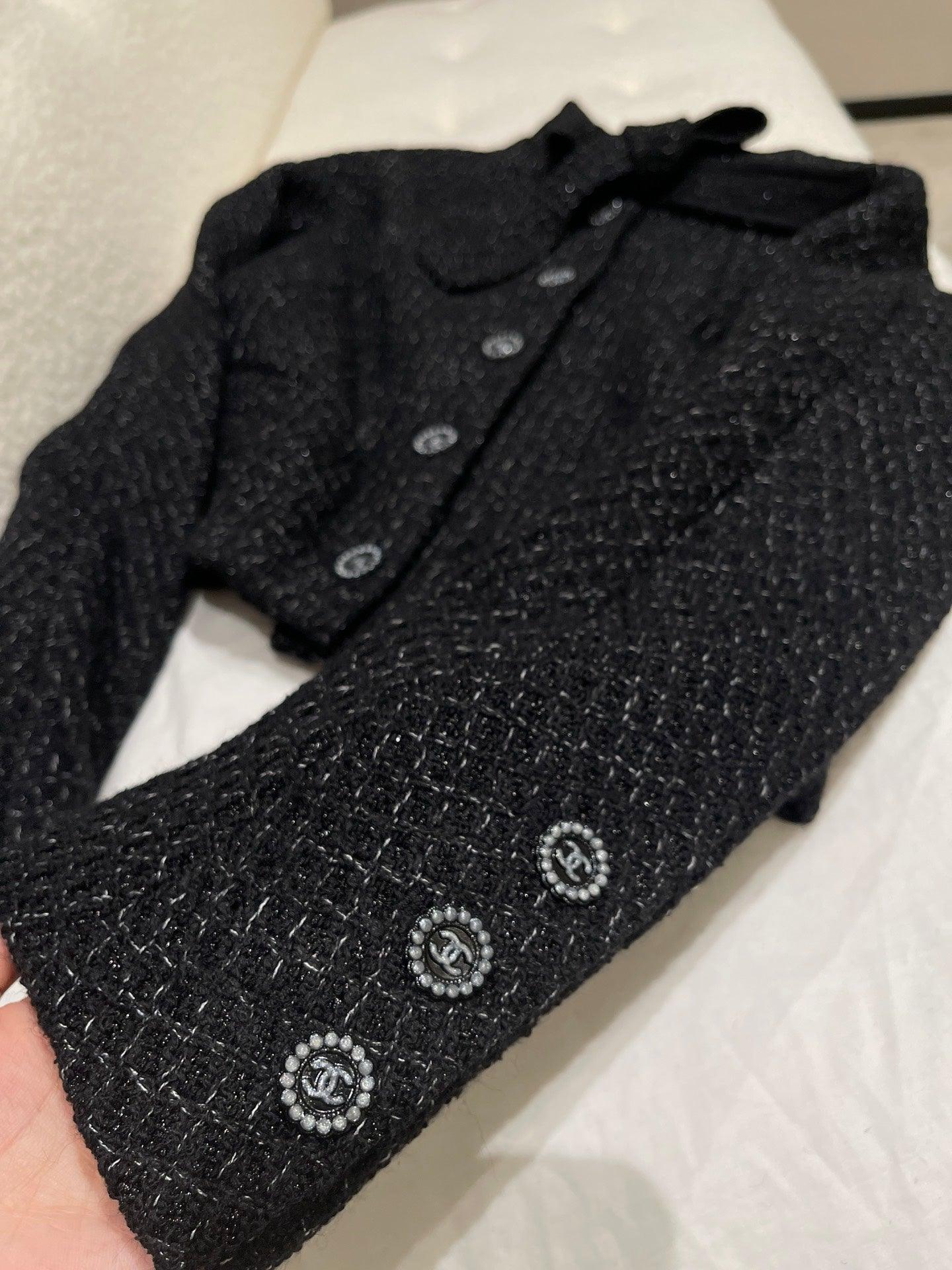 Chanel 24B Siyah Yün Tüvit Fiyonk Kısa Ceket - Glimmer of Luxury