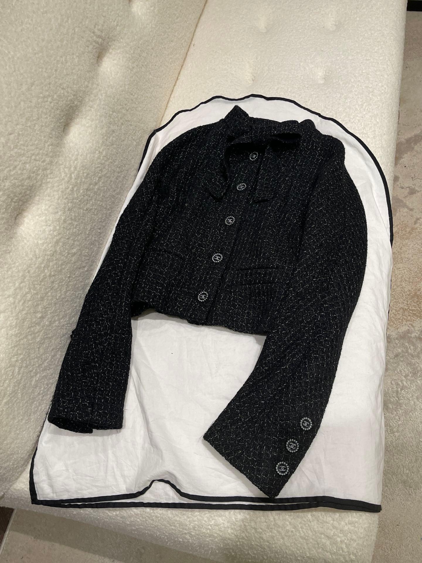 Chanel 24B Siyah Yün Tüvit Fiyonk Kısa Ceket - Glimmer of Luxury