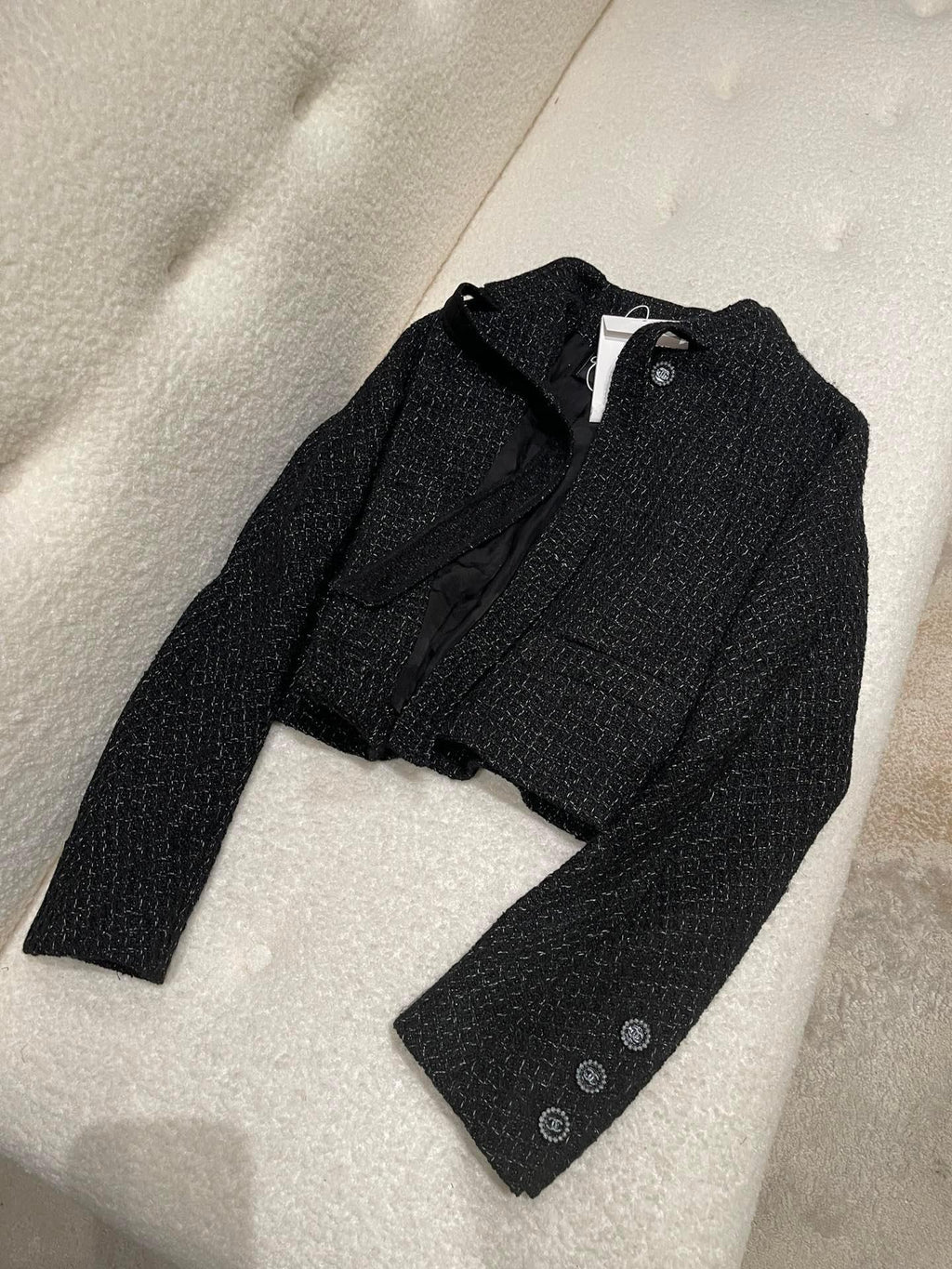 Chanel 24B Siyah Yün Tüvit Fiyonk Kısa Ceket - Glimmer of Luxury
