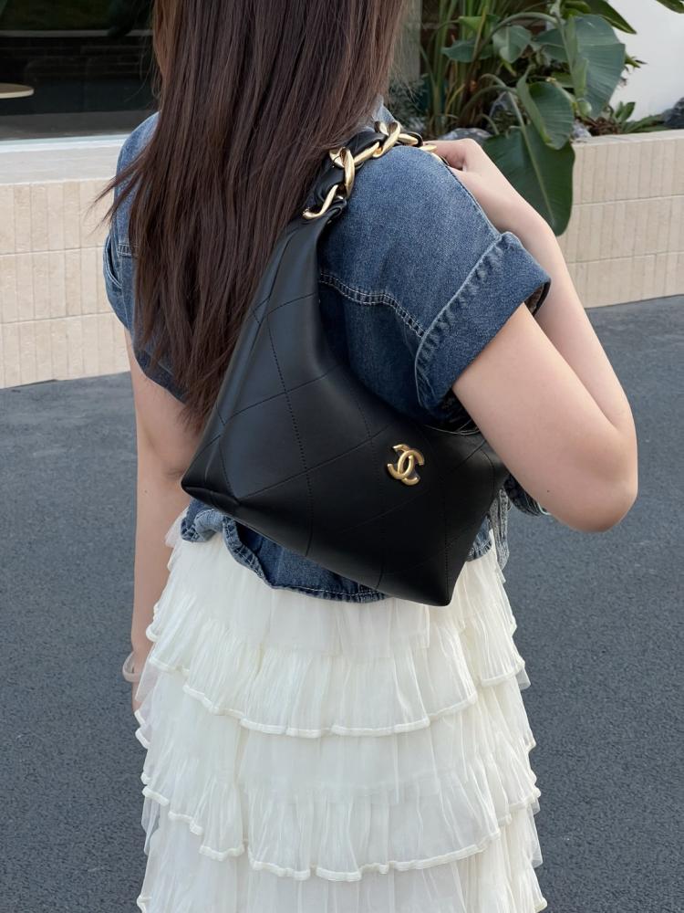 Chanel 25 Carat Hippie Hobo Bag – Vintage Gold Chain Design