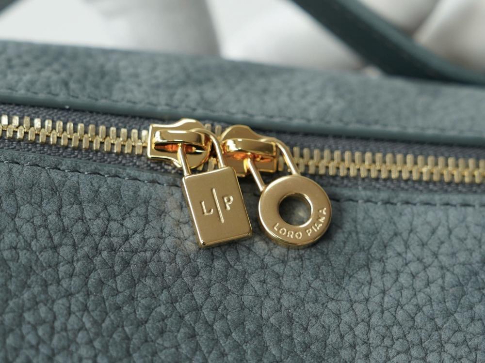 Loro Piana – Extra Pocket L19 (Grey Blue)