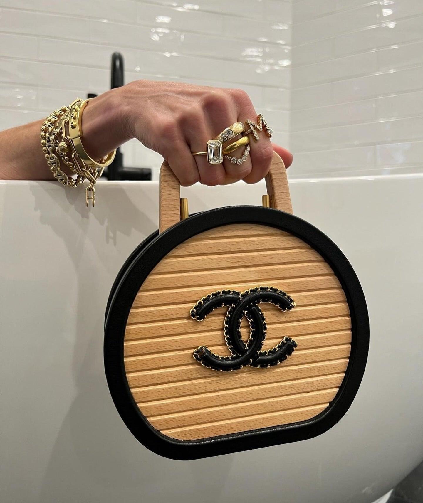 Chanel Yuvarlak Kayın Ağacı ve Siyah Kuzu Derisi CC Vanity Case Çanta - Glimmer of Luxury