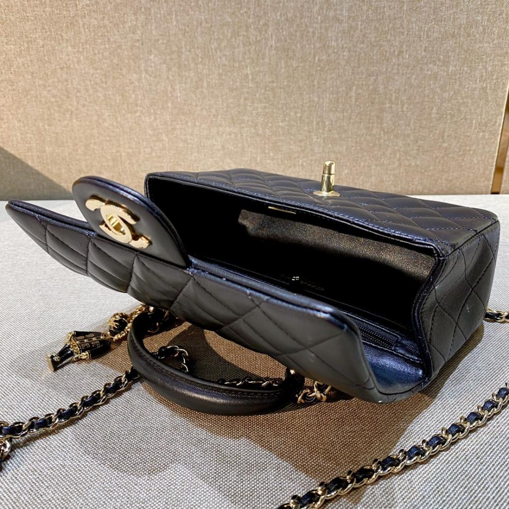 Chanel 22P Sınırlı Sayıda Mini Dikdörtgen Saplı Kuzu Derisi GHW - Glimmer of Luxury