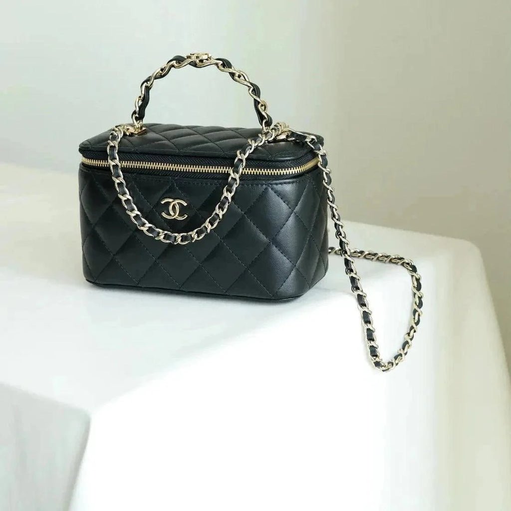 Chanel 22B Siyah Kuzu Derisi Üst Saplı Küçük Vanity AGHW - Glimmer of Luxury