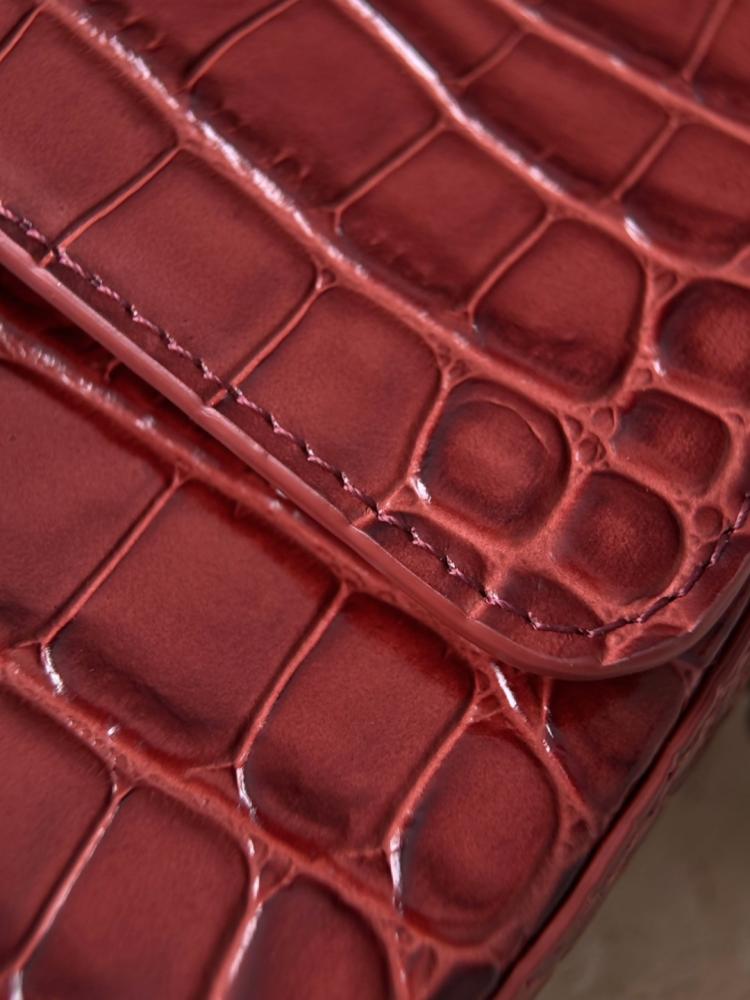 Chanel Saplı Kapaklı Timsah Derisi Desenli Çanta