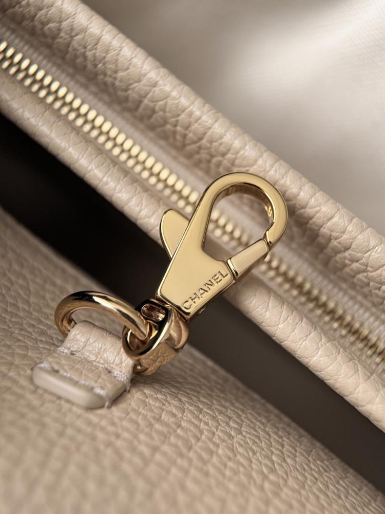 Chanel Urban Essentials Küçük Alışveriş Çantası