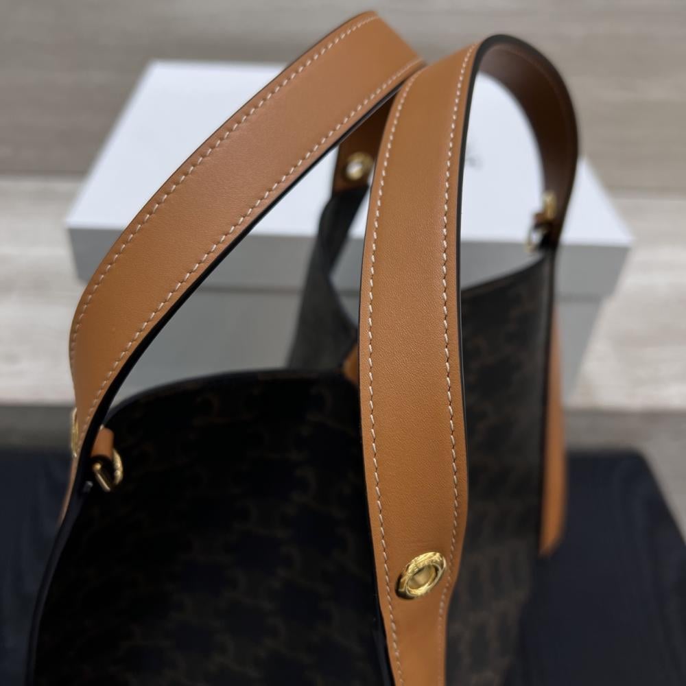 حقيبة صغيرة مكعبة من قماش الكانفاس وجلد العجل الطبيعي من CELINE Triomphe – لون العسل