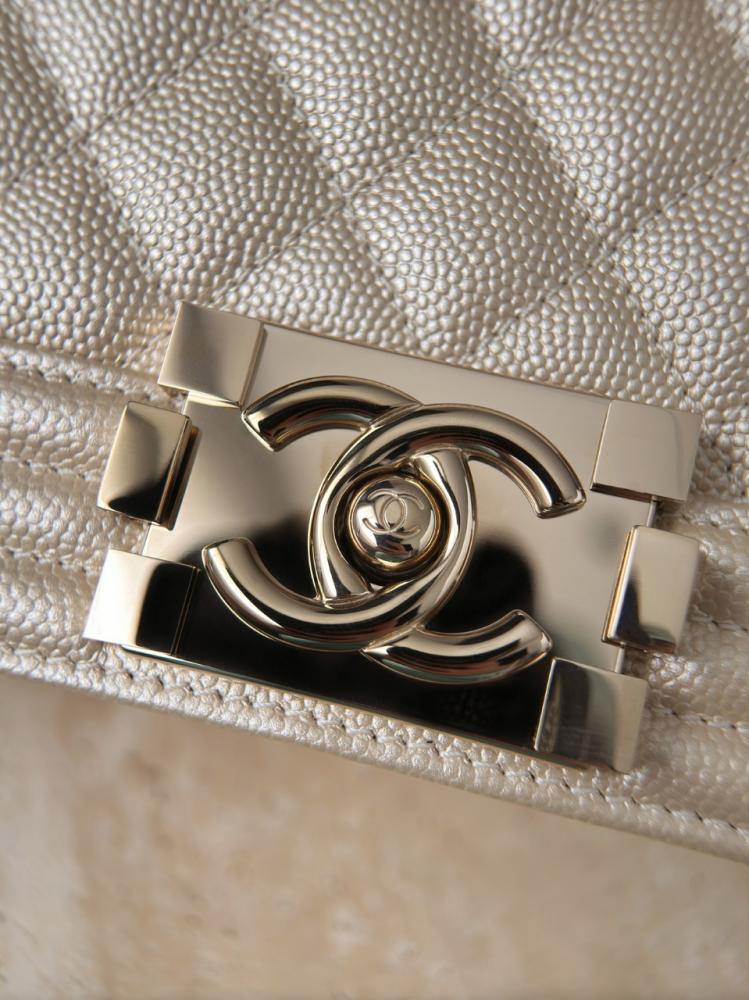 Chanel Leboy Orta 25 cm Havyar İnek Derisi Şampanya Altını Açık Altın Toka