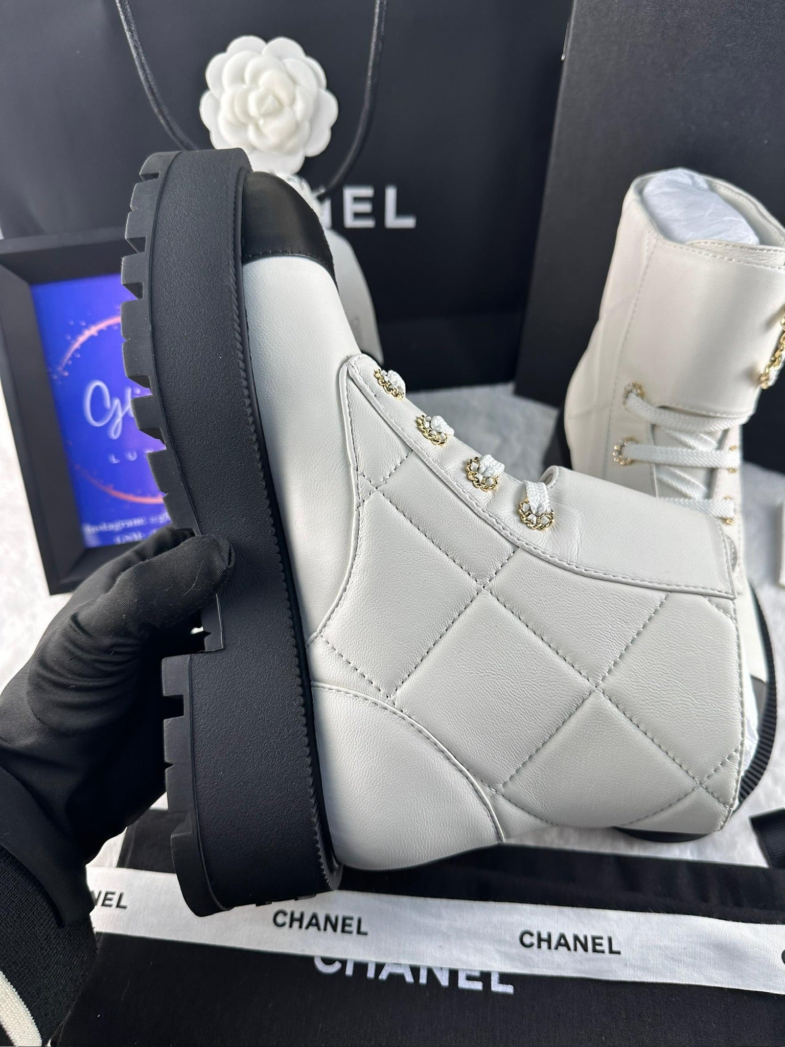 Chanel Parlak Keçi Derisi Dana Derisi Kapitone Savaş Botu - Glimmer of Luxury