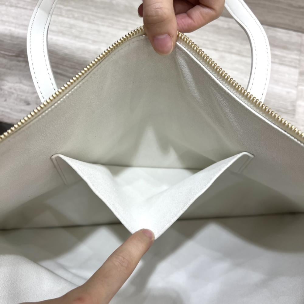 حقيبة سفر CELINE Flat Cabas الجديدة من جلد العجل اللامع - أبيض