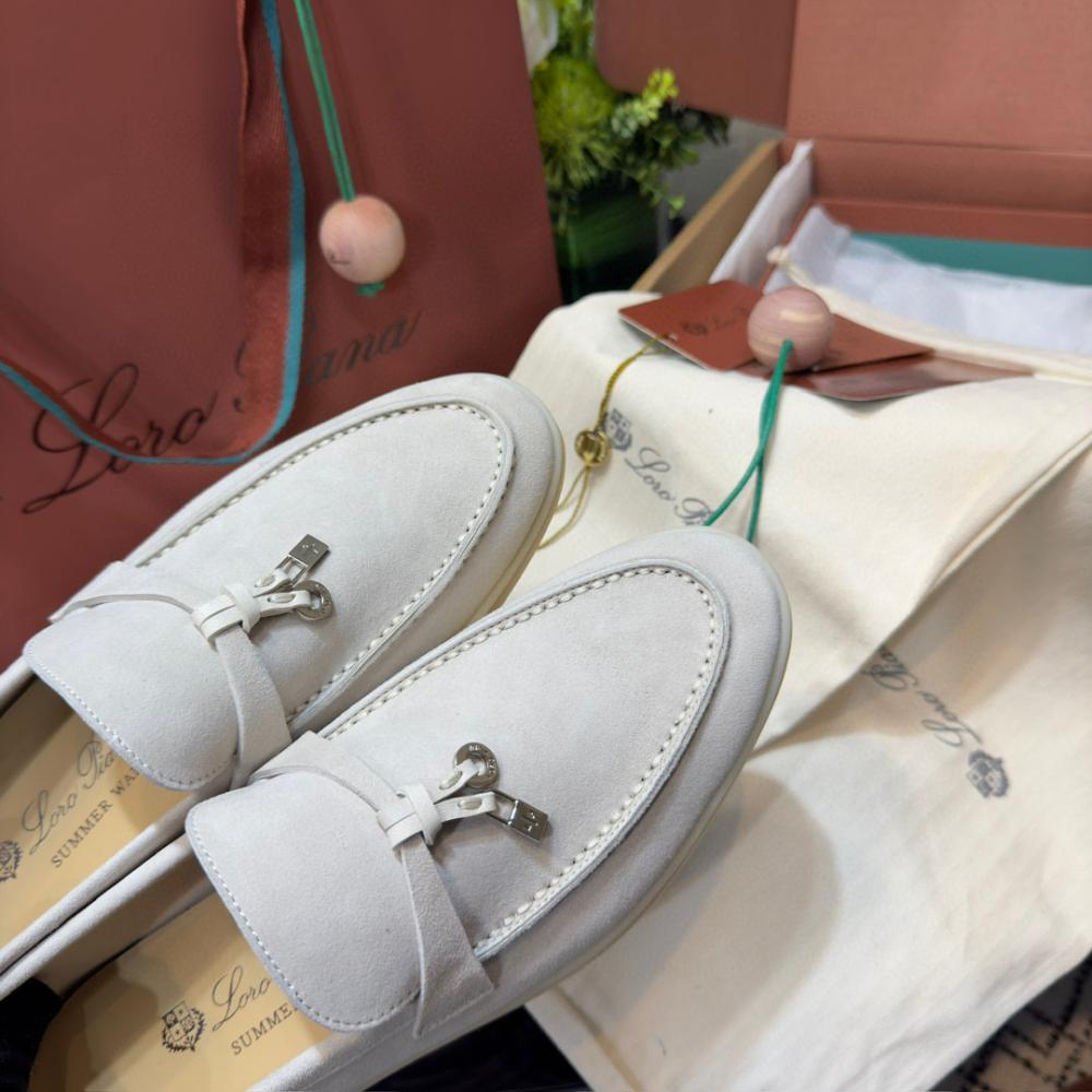 Loro Piana Yaz Büyüsü Yürüyüş Ayakkabısı - Açık Gri - Glimmer of Luxury