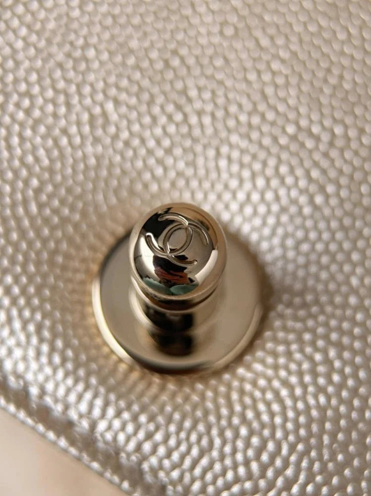 Chanel Leboy Orta 25 cm Havyar İnek Derisi Şampanya Altını Açık Altın Toka