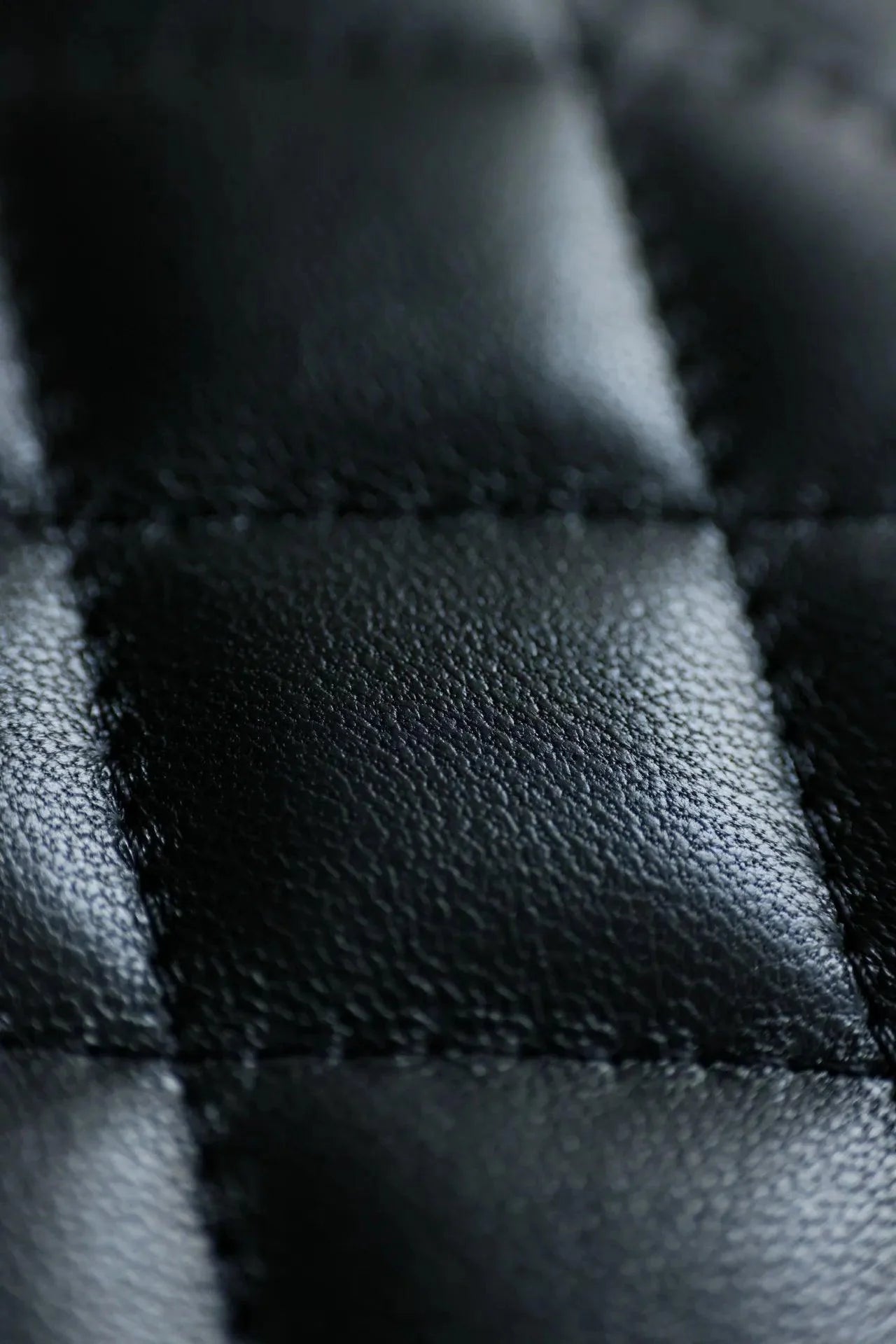 Chanel 22B Siyah Kuzu Derisi Üst Saplı Küçük Vanity AGHW - Glimmer of Luxury