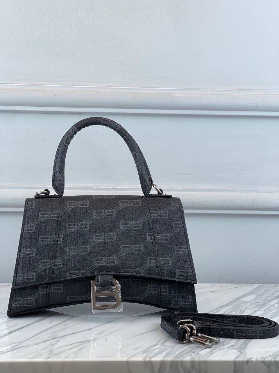 Balenciaga BB Monogram Kanvas Hourglass Kadın Çantaları - Glimmer of Luxury