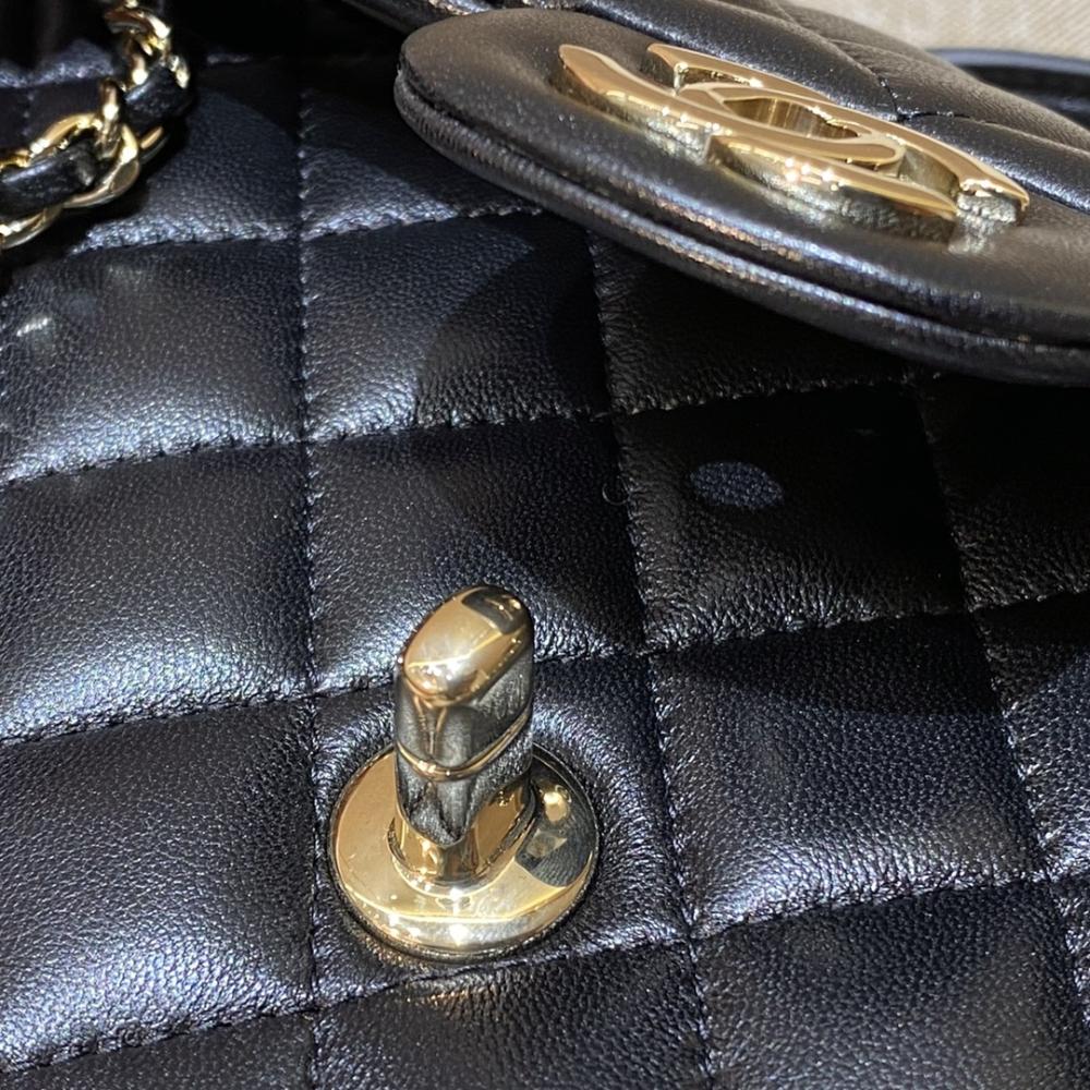 Chanel 22P Sınırlı Sayıda Mini Dikdörtgen Saplı Kuzu Derisi GHW - Glimmer of Luxury
