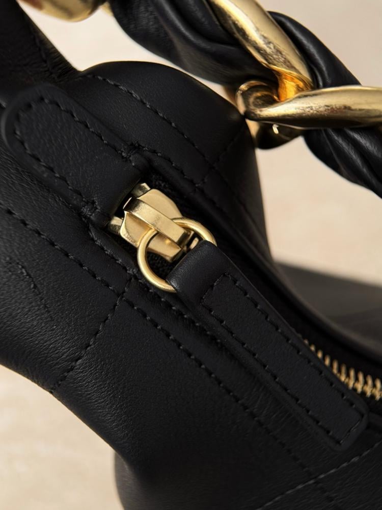 Chanel 25 Carat Hippie Hobo Bag – Vintage Gold Chain Design