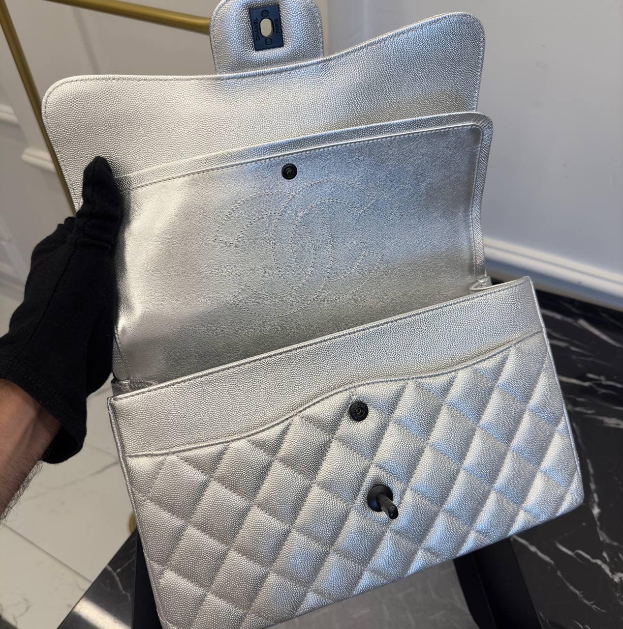 Chanel Metalik Büyük Boy Klasik Kapaklı Çanta - Glimmer of Luxury