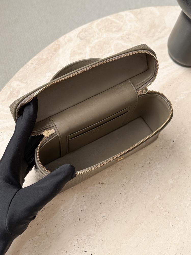 Chanel Kertenkele Derisi Zincirli Vanity