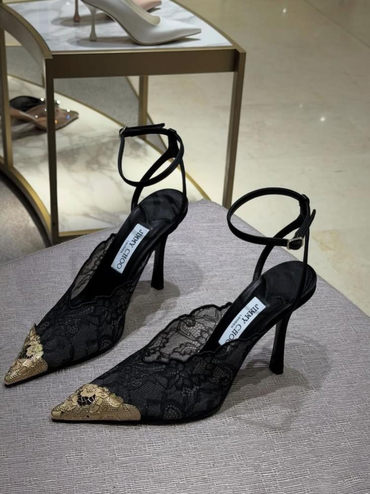 Buty na wysokim obcasie Jimmy Choo ze szpiczastym noskiem i koronkowymi zdobieniami
