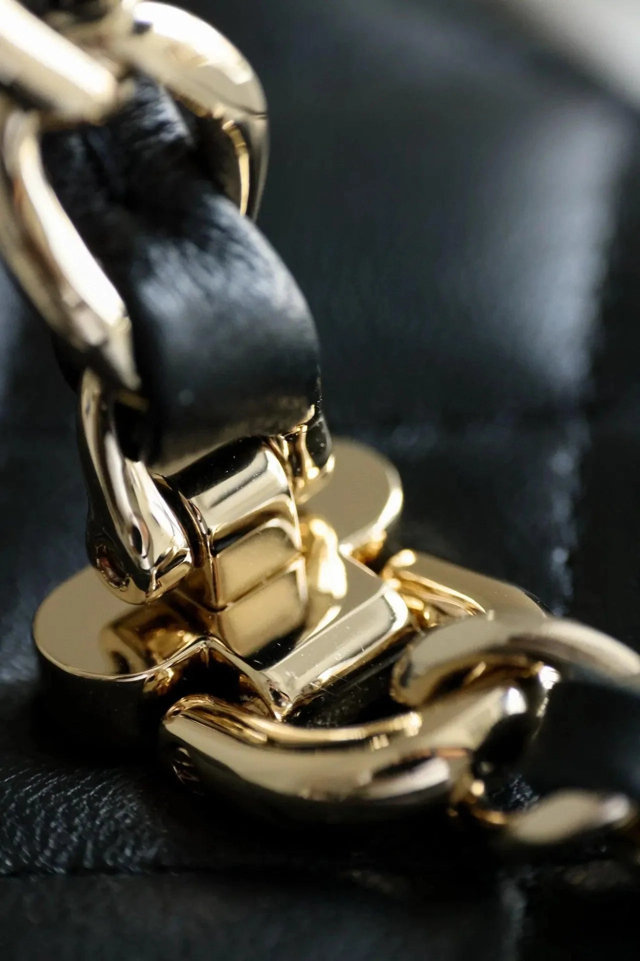 Chanel 22B Siyah Kuzu Derisi Üst Saplı Küçük Vanity AGHW - Glimmer of Luxury