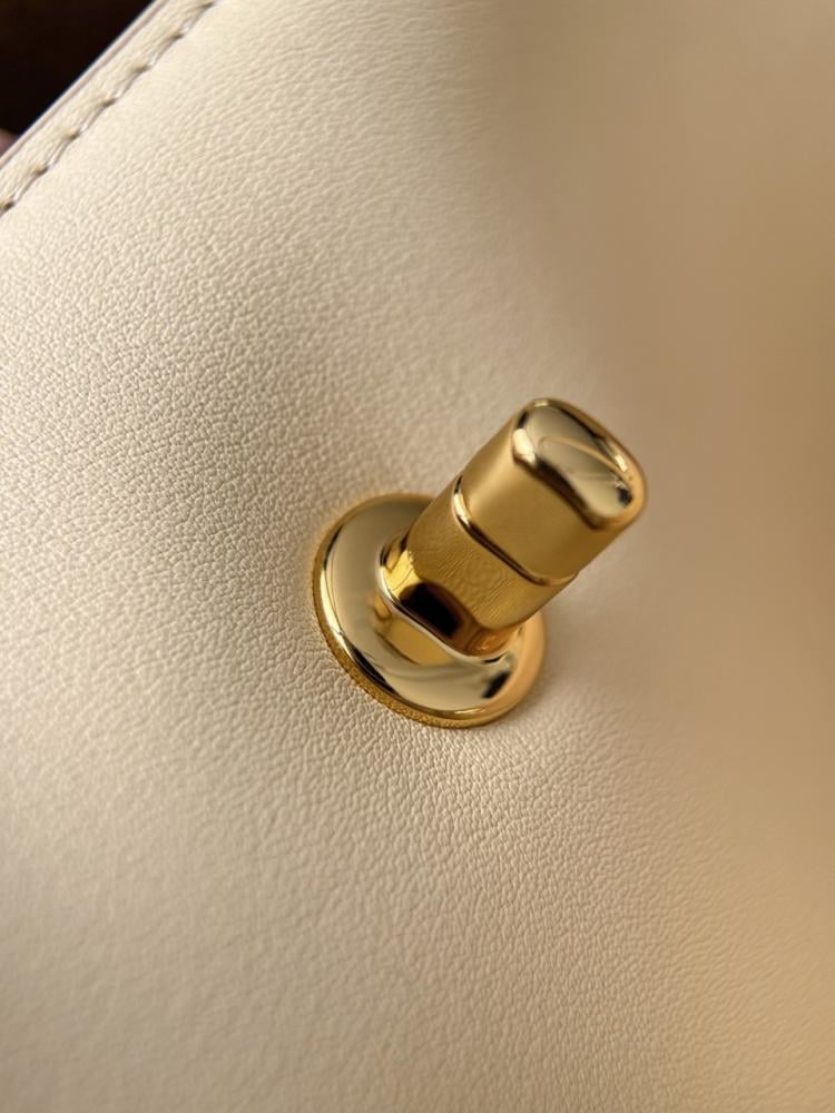 Chanel Archetype Küçük Alışveriş Çantası – Bej