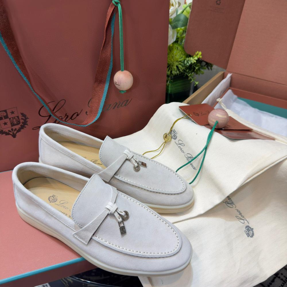 Loro Piana Yaz Büyüsü Yürüyüş Ayakkabısı - Açık Gri - Glimmer of Luxury