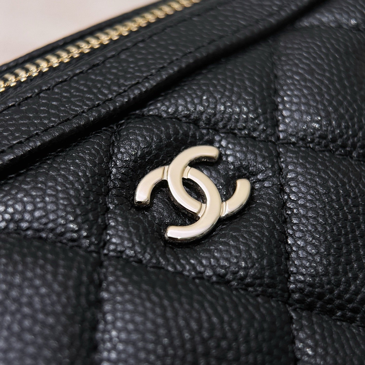 Chanel Mini Timeless Classic Varil Çanta Parlak Havyar Açık Altın Donanım - Glimmer of Luxury