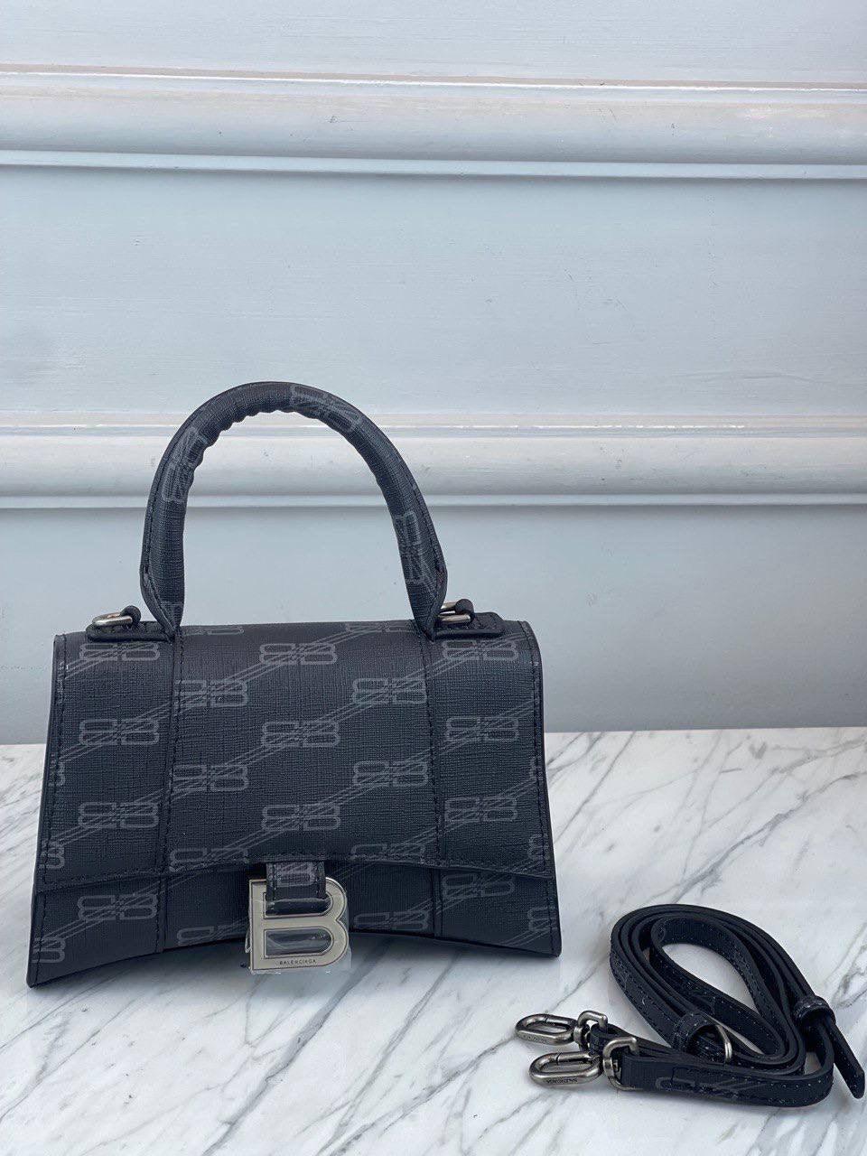 Balenciaga BB Monogram Kanvas Hourglass Kadın Çantaları - Glimmer of Luxury