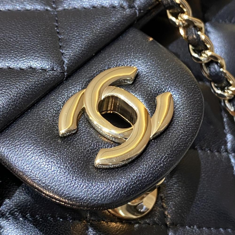 Chanel 22P Sınırlı Sayıda Mini Dikdörtgen Saplı Kuzu Derisi GHW - Glimmer of Luxury