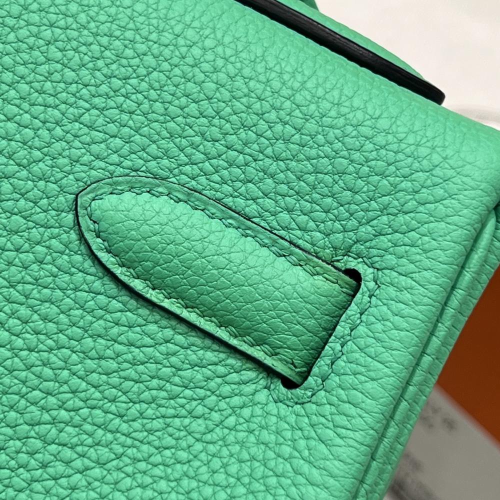 Hermès Kelly 25 Almond Green Epsom Leather with Gold Hardware (Ghw)