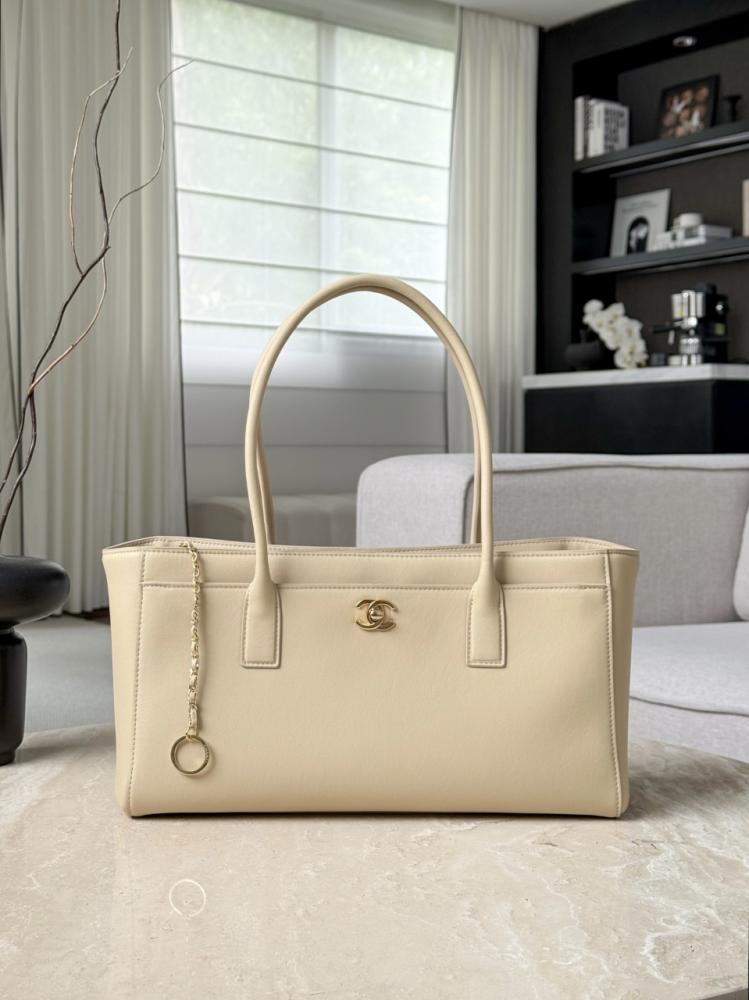 Chanel Archetype Küçük Alışveriş Çantası – Bej