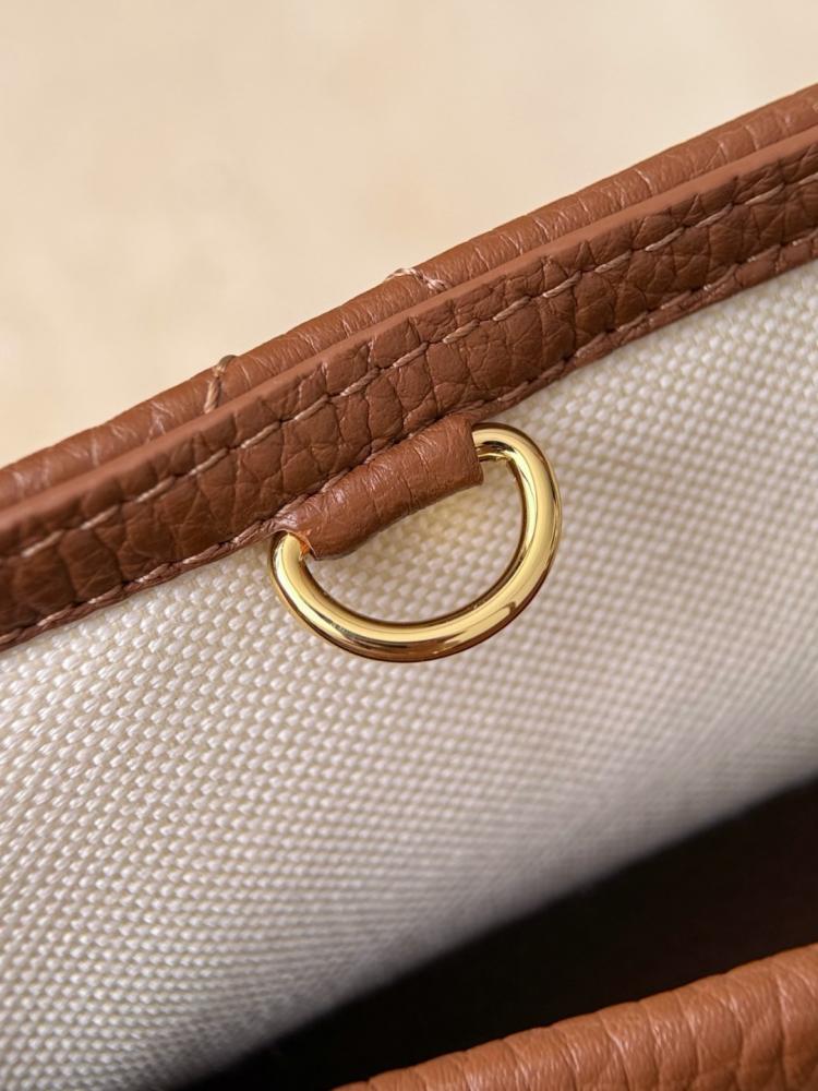 Chanel Urban Essentials Küçük Alışveriş Çantası